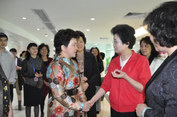 圖為宋秀巖書(shū)記與楊桂香董事長(cháng)親切交談，對楊總的愛(ài)心義舉予以高度贊揚，并稱(chēng)其為新時(shí)期的“愛(ài)心使者”。